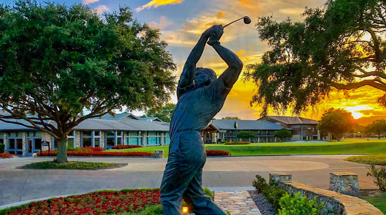 Visitors can enjoy a statue of Palmer's iconic finish position.