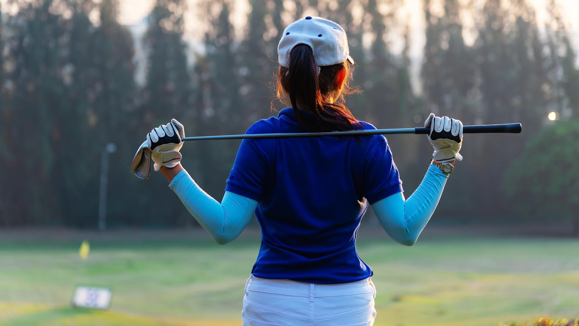 golfer with club on shoulders