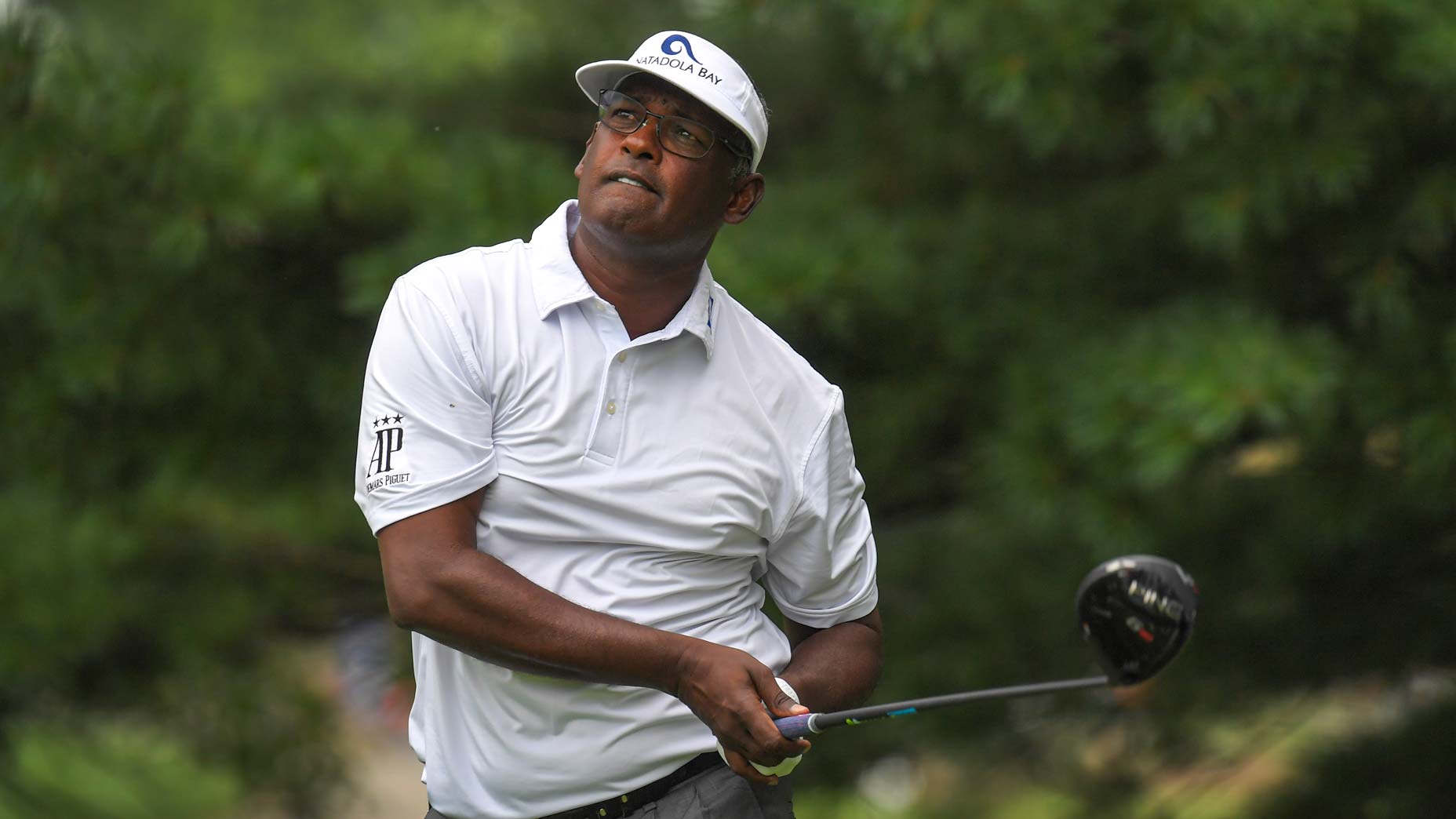 Vijay Singh watches golf shoit