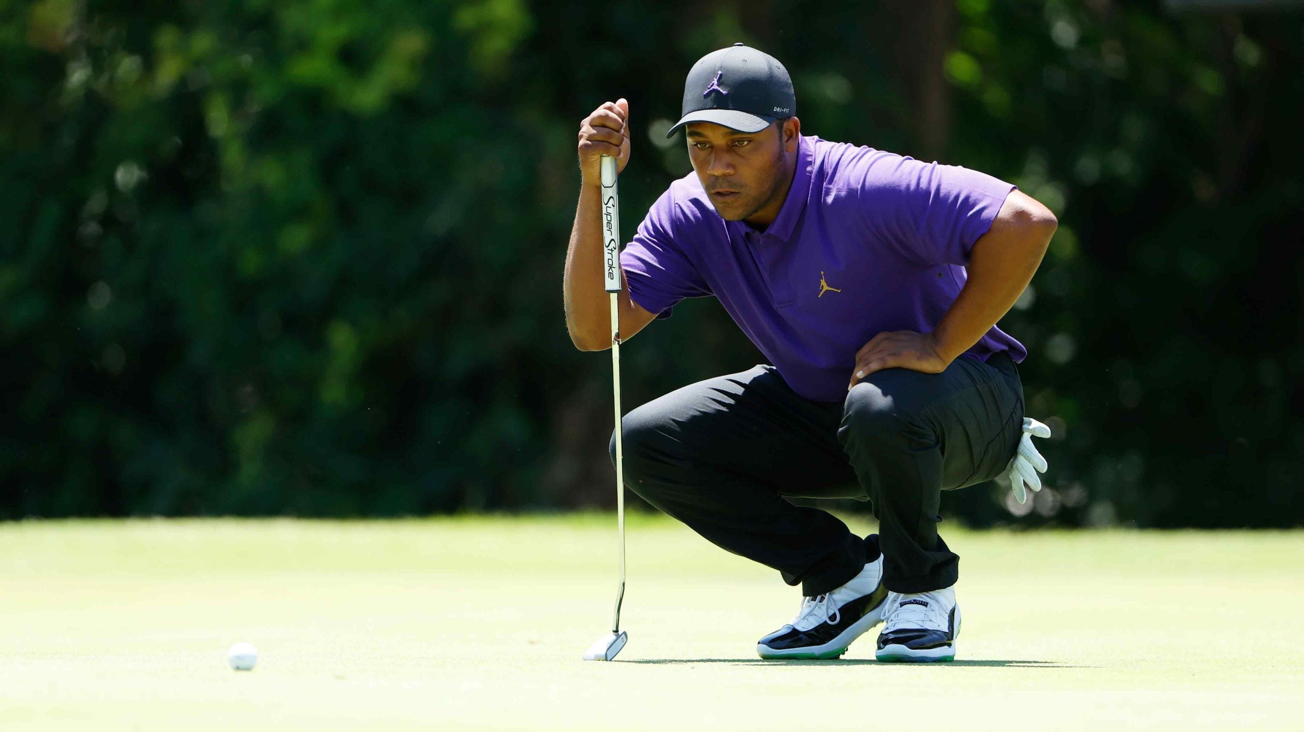 harold varner reading a putt