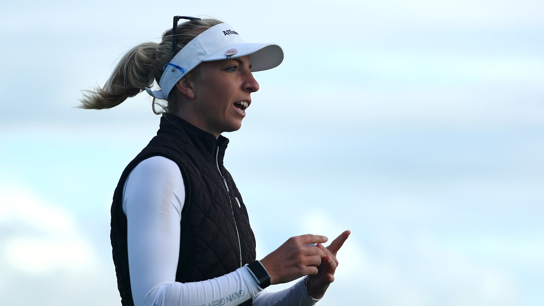 sophia popov walks with scorecard