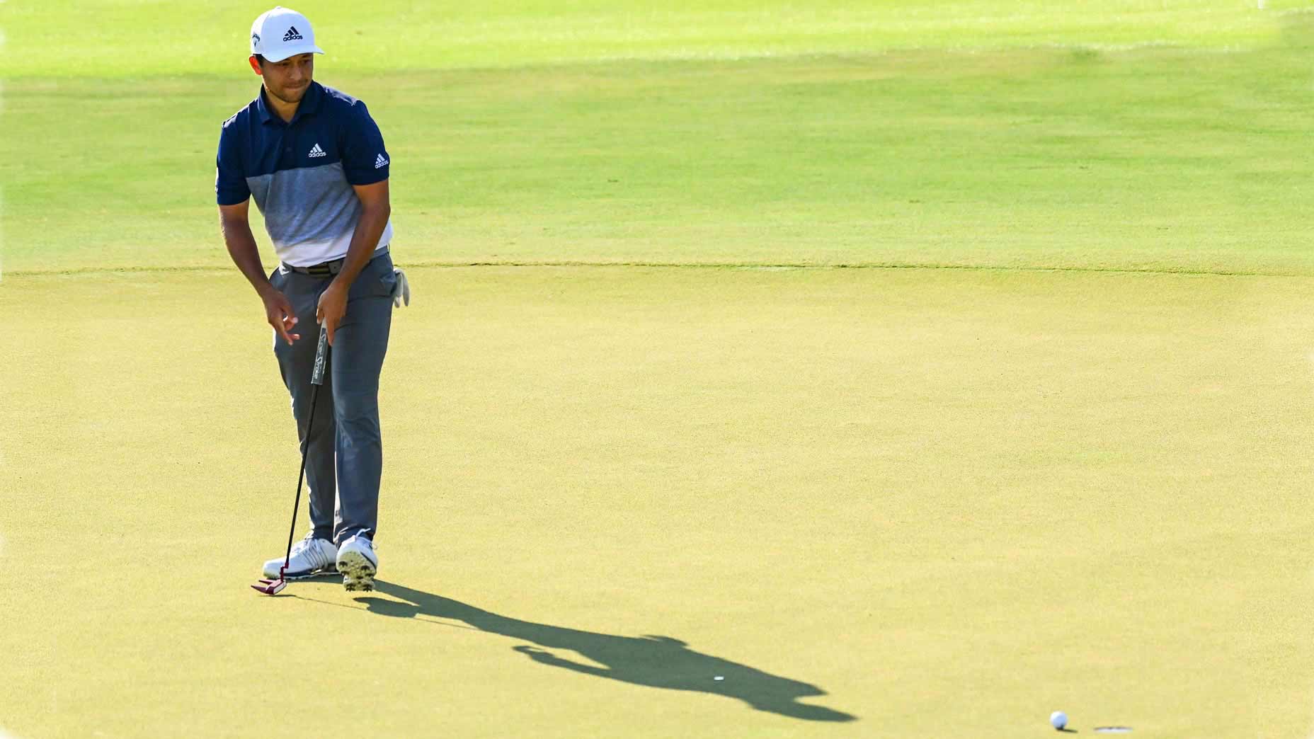 xander schauffele misses putt