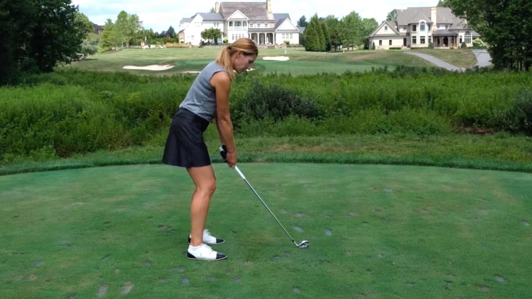 erika larkin tees off on par 3