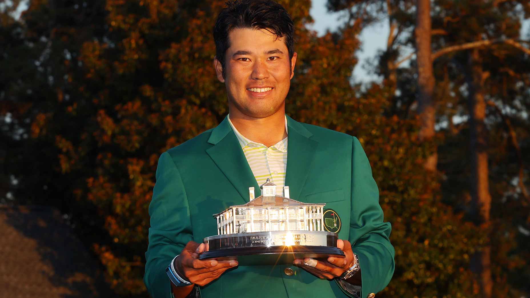 hideki matsuyam holds trophy