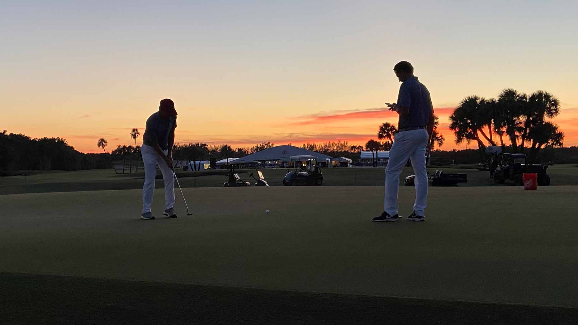 tyler strafaci putts on the dark