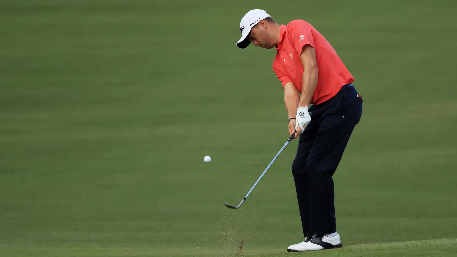 justin thomas hits chip shot