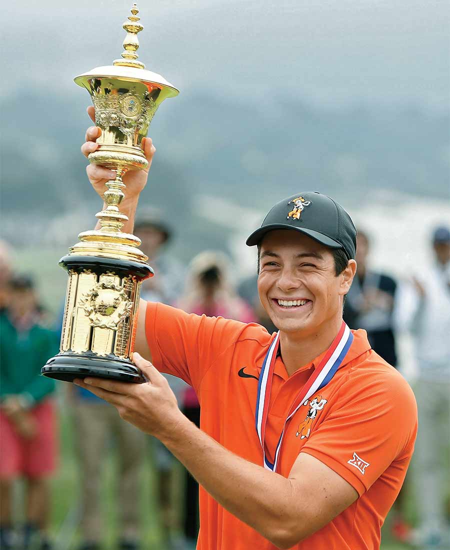 Viktor Hovland holds up the 2018 U.S. Amateur trophy.