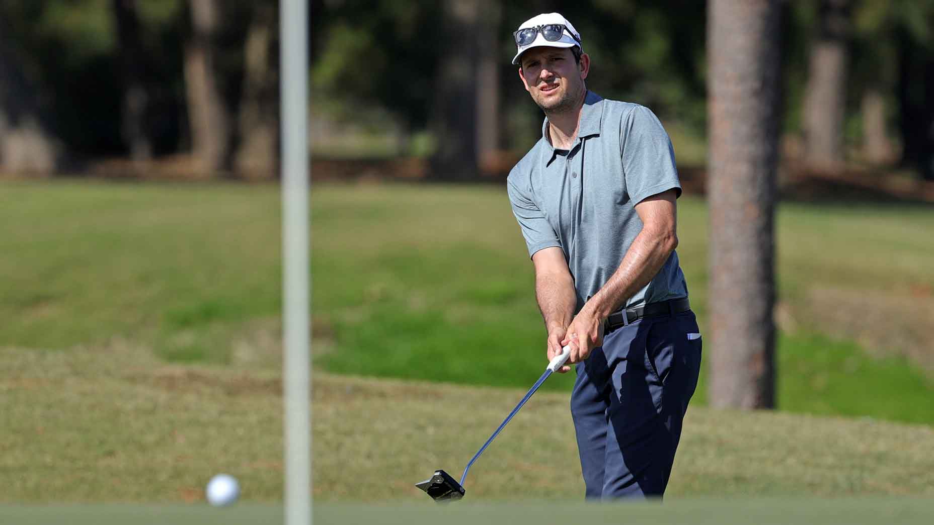 Martin Trainer hits a chip shot