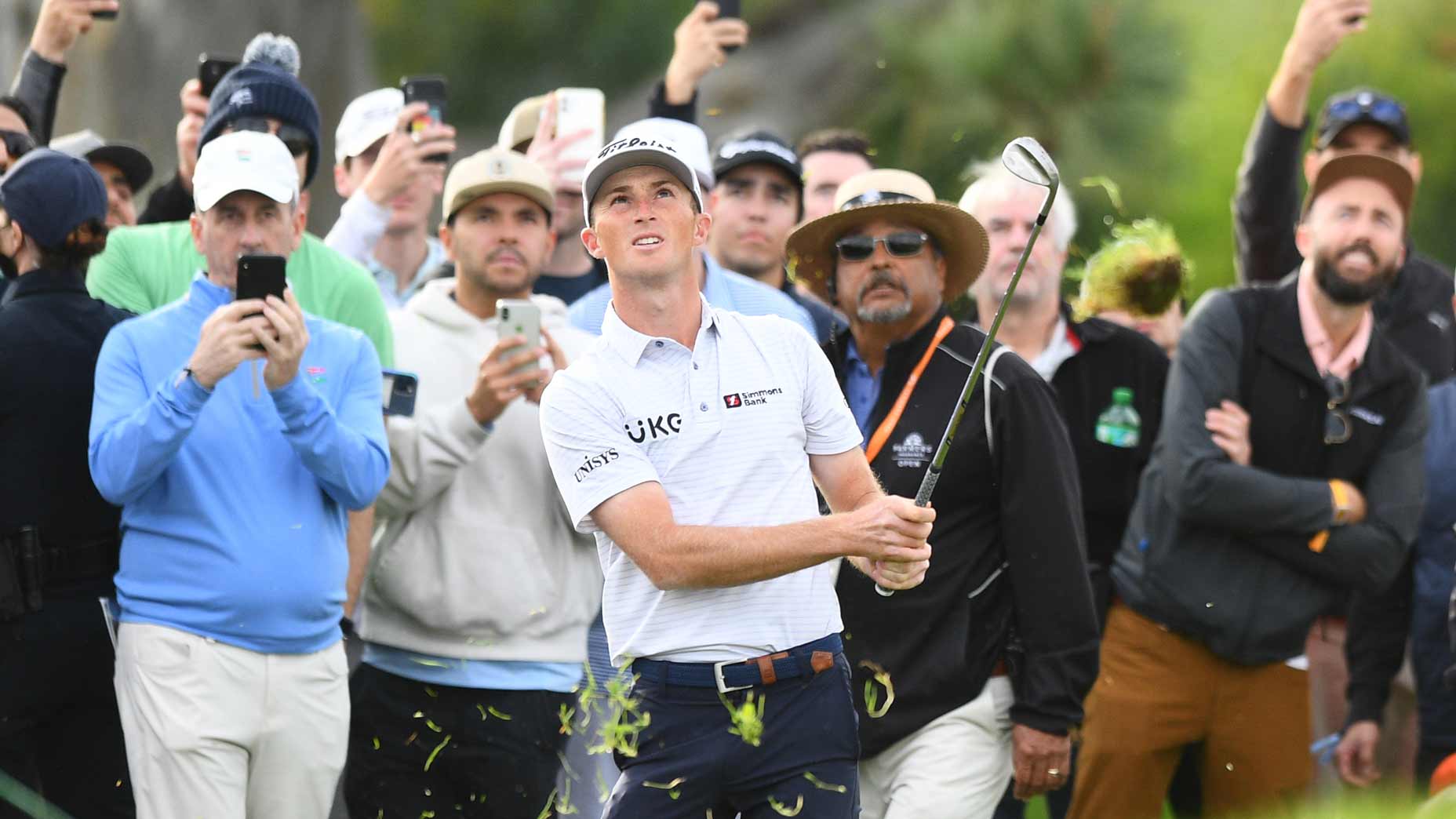 Will Zalatoris watches shot with fans behind him at 2022 Farmers Insurance Open
