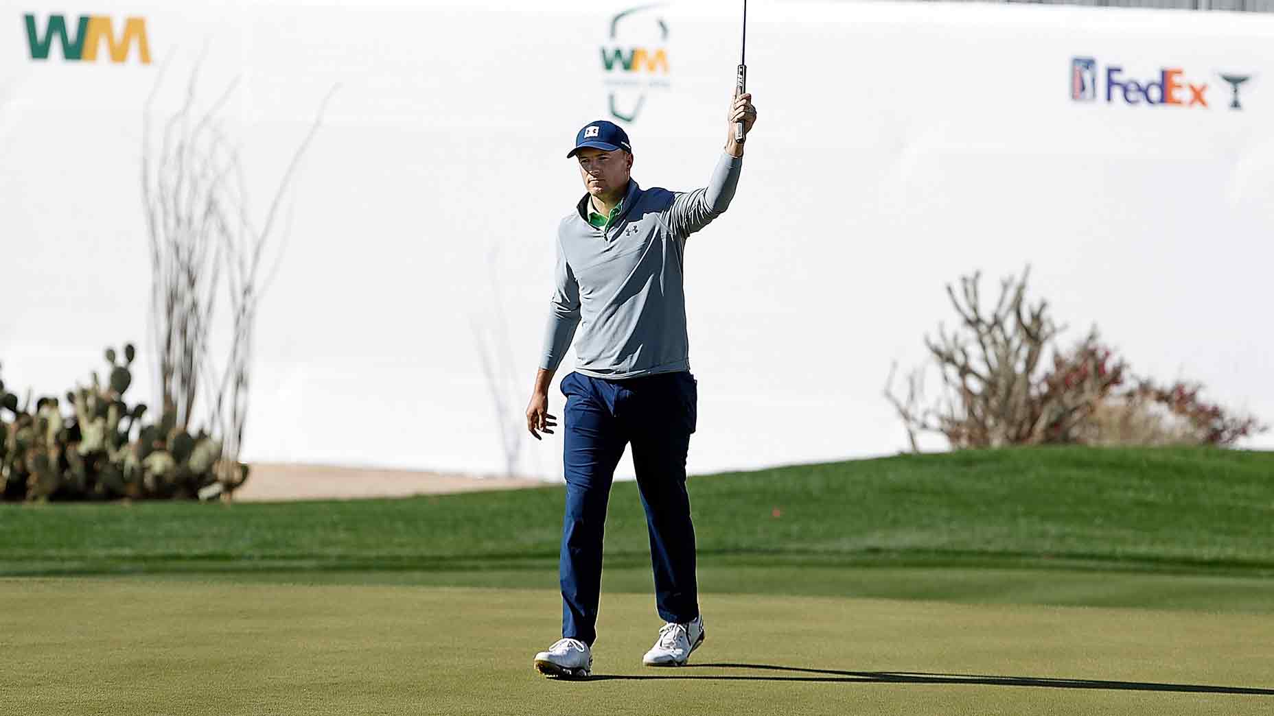 jordan spieth raises putter
