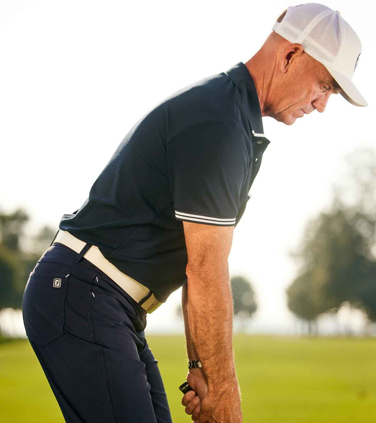 dave phillips sets up for shot