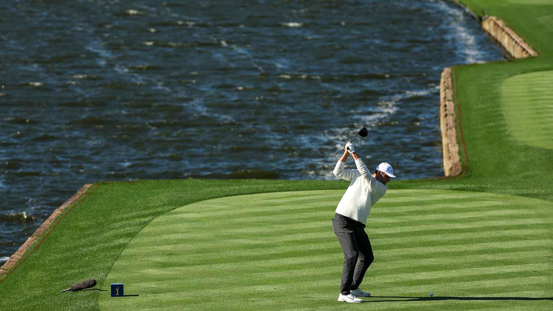 scottie scheffler hits drive