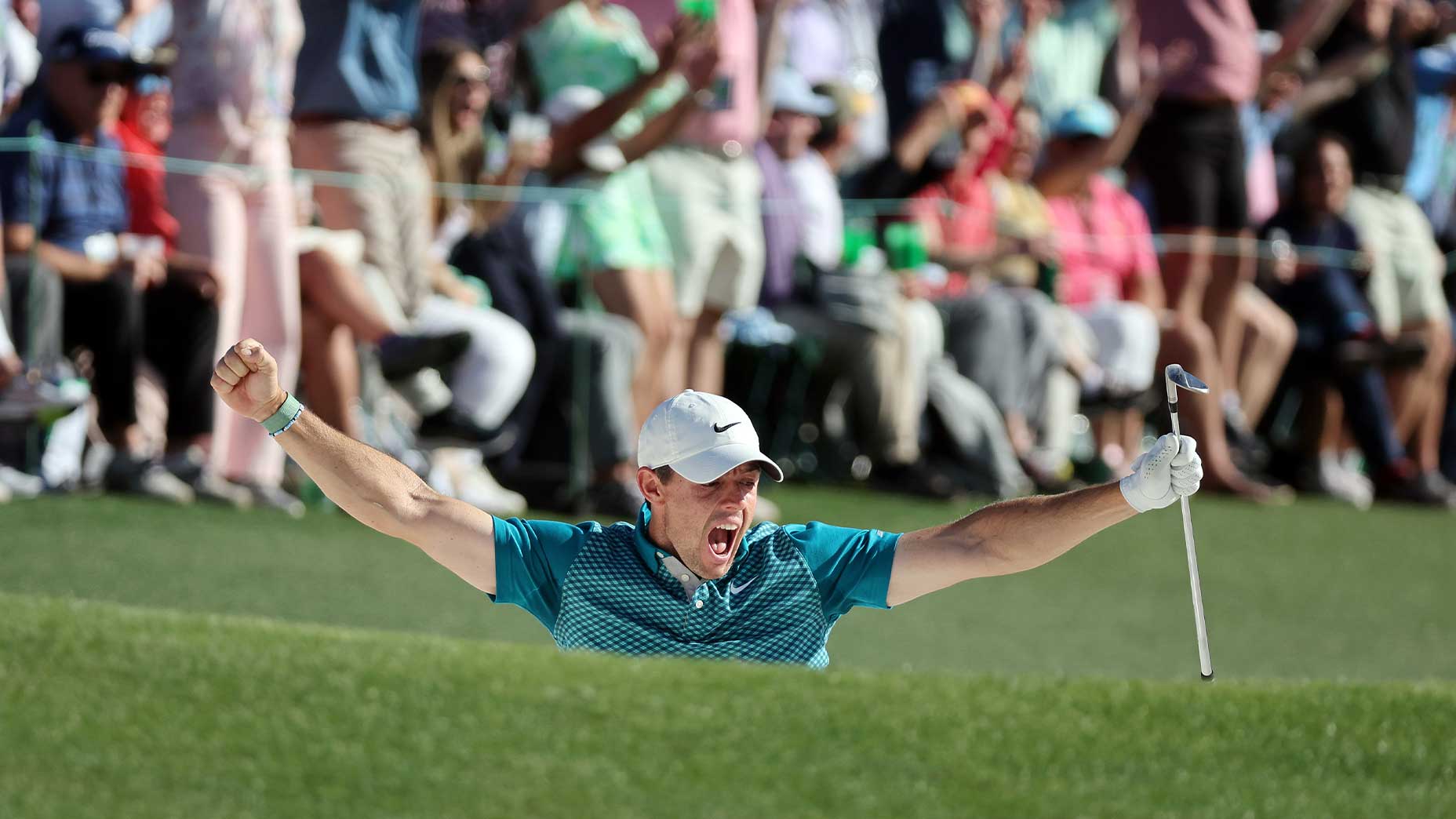 rory mcilroy chips in for birdie