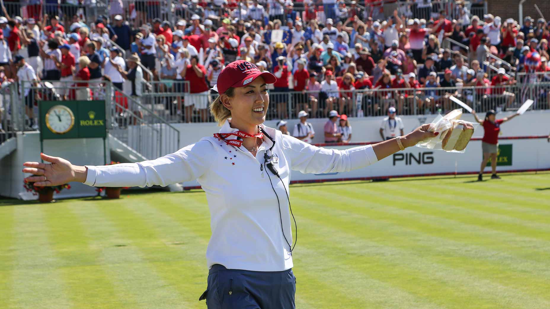 michelle wie west celebrates with crowd