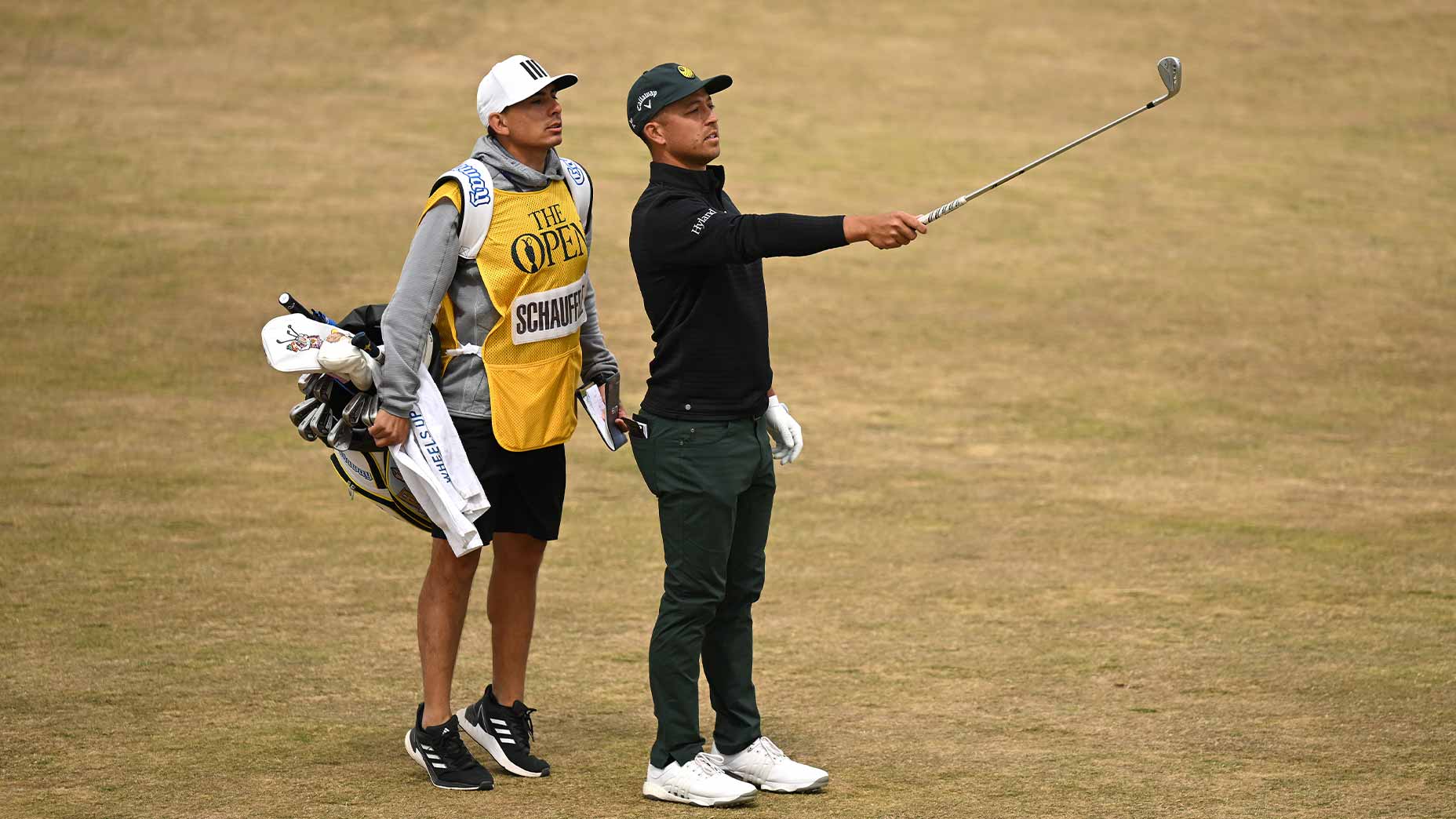 xander schauffele aims shot