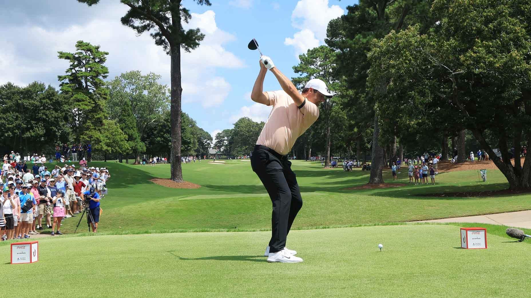 Scottie Scheffler hits drive at 2022 Tour Championship