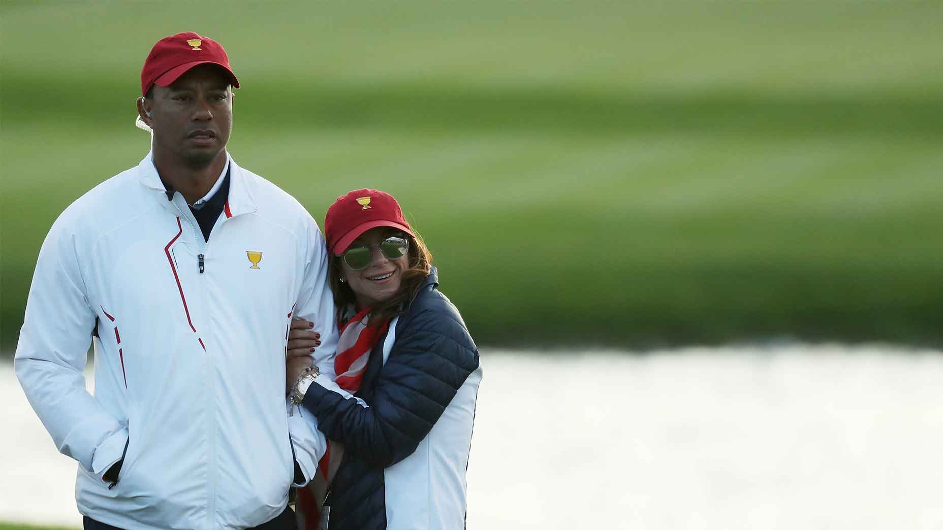 tiger woods wears an earpiece presidents cup