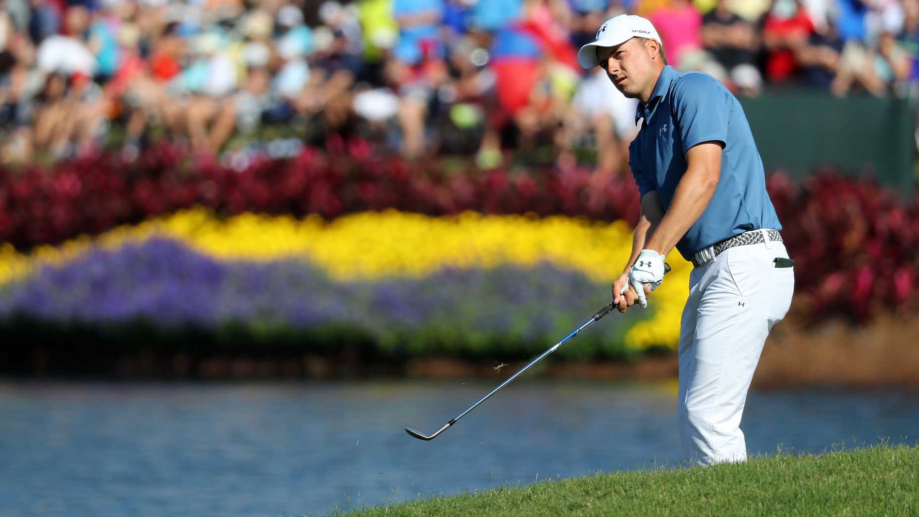 jordan spieth hits chip shot