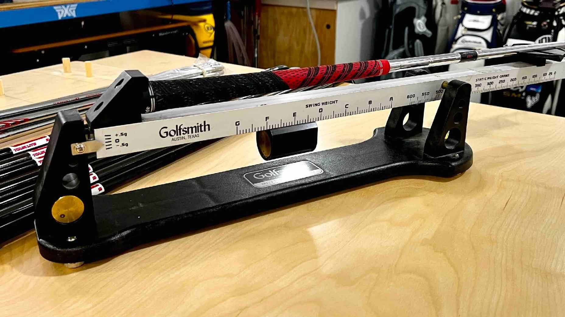 Golf club swing weight scale