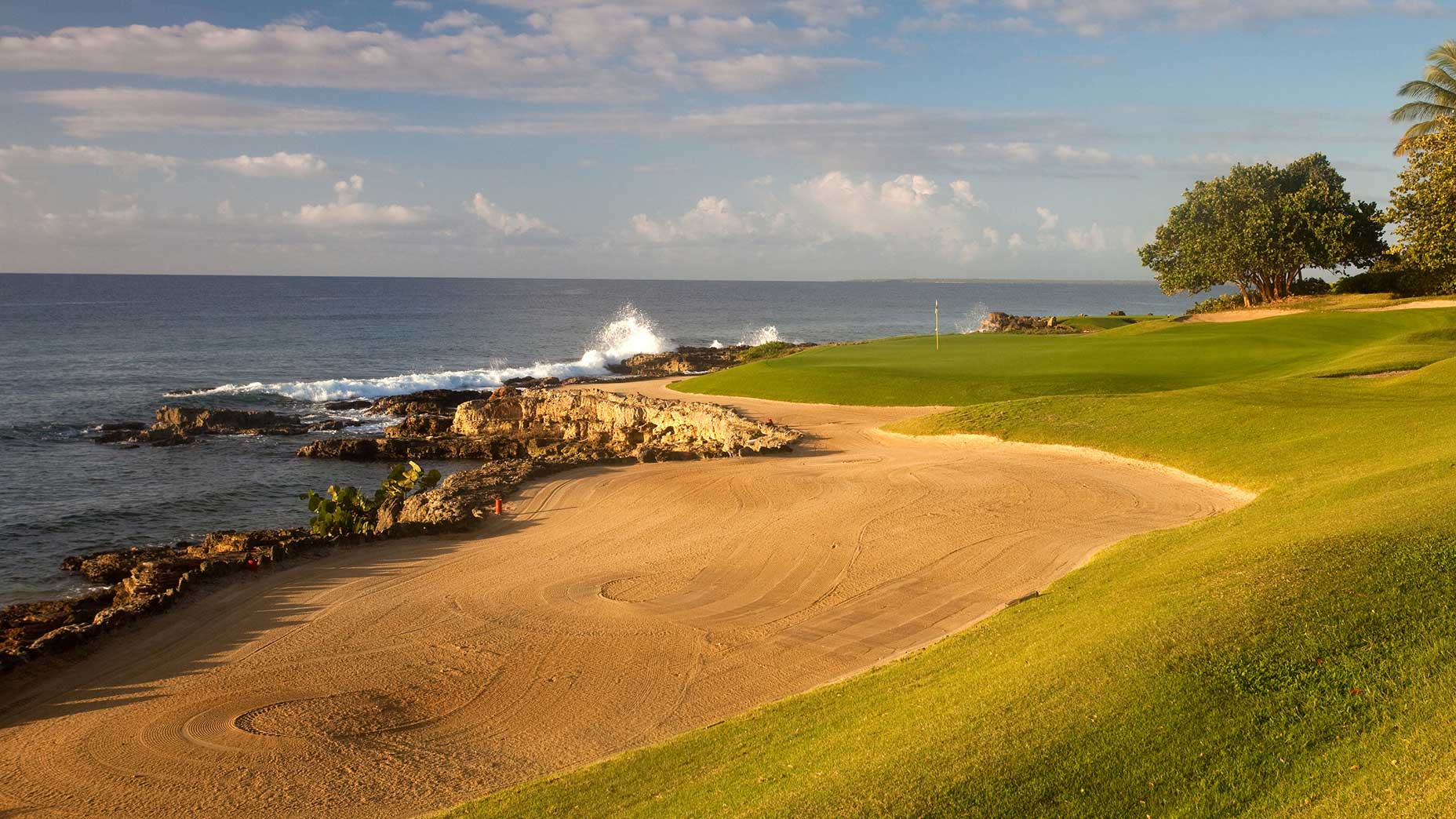 The 7th green at the Teeth of the Dog.