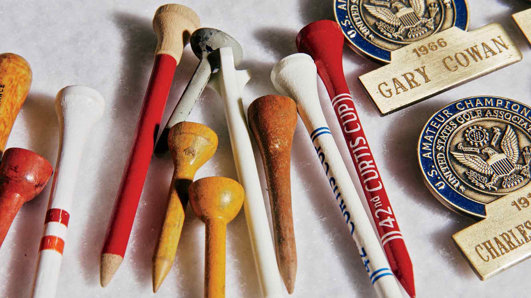 Among the countless array of trinkets in the Merion archive are tees, pens and USGA contestants&rsquo; badges.