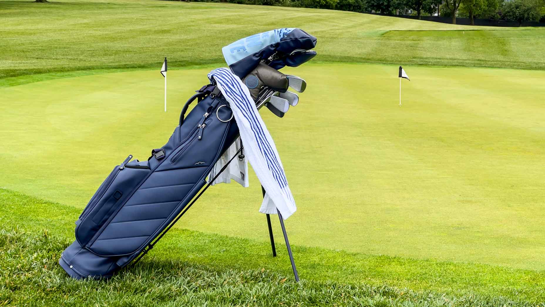 Sun Mountain Matchplay Swift Sunday golf bag.