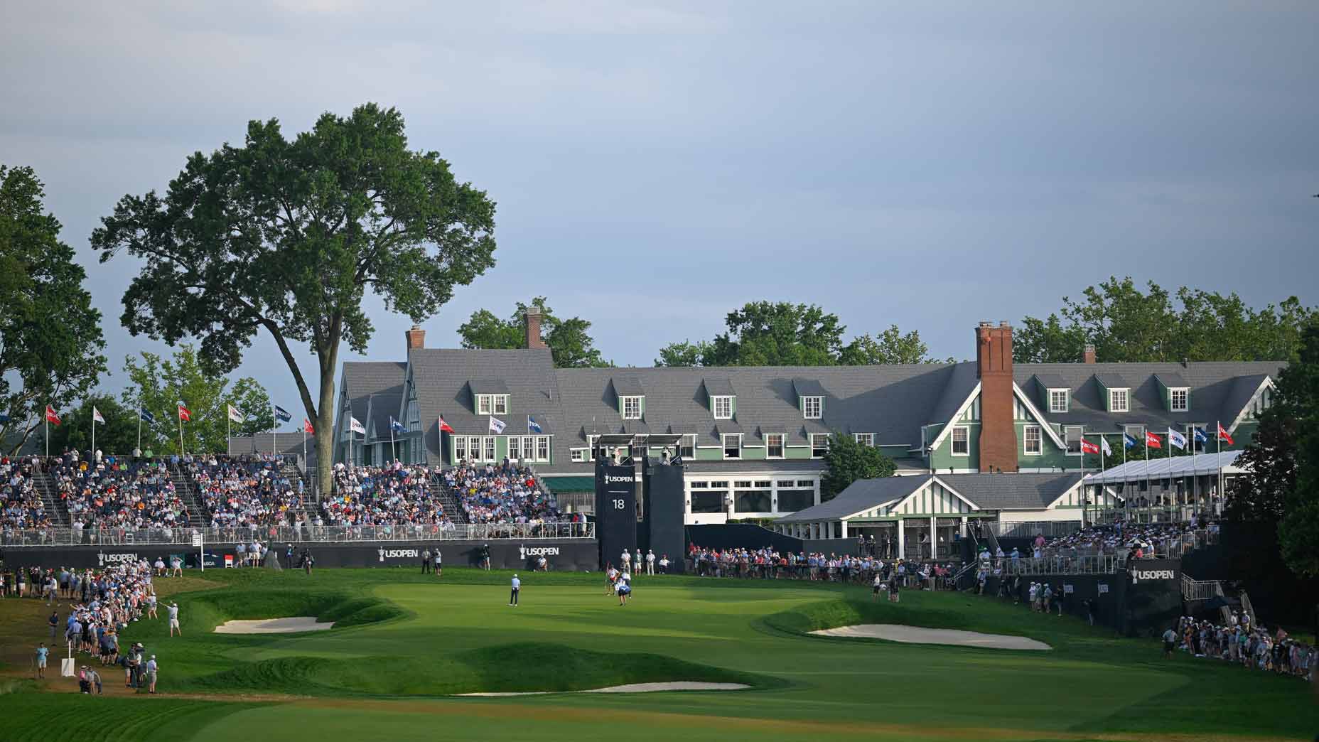The Oakmont 18th green and clubhouse.