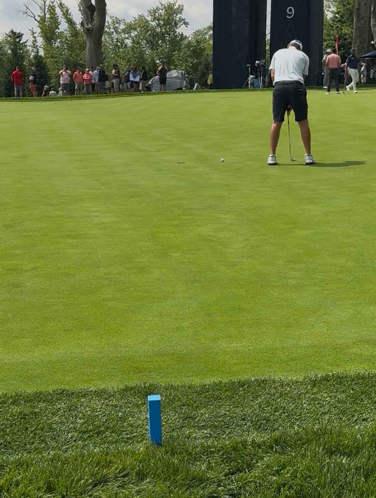 russell henley hitting a putt on 9th green at oakmont during U.S. Open practice round